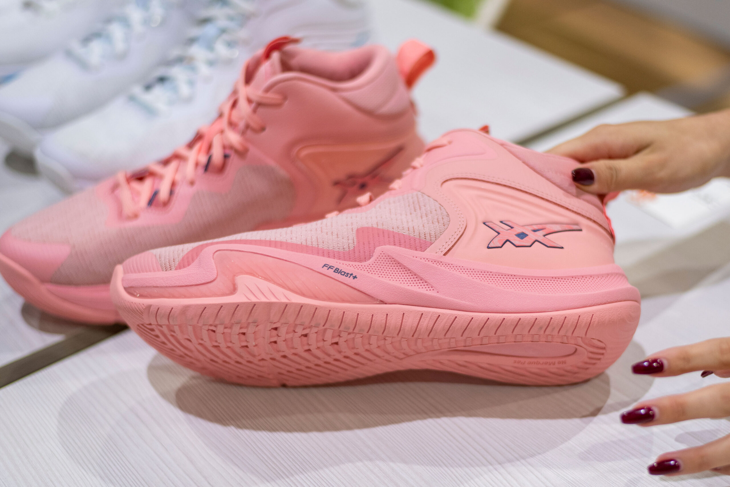 良い意味でアシックスらしくない履き心地」…企画担当者が明かすNOVA