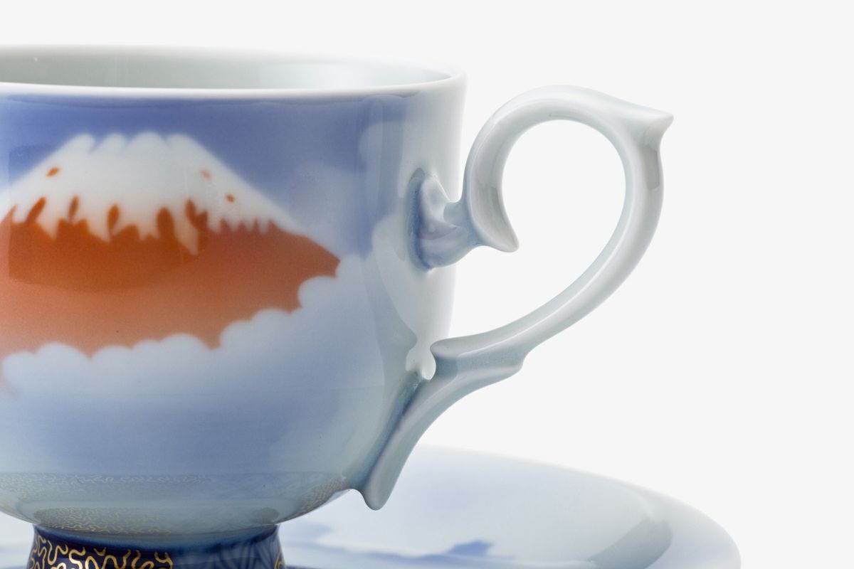 富士山（赤） 高台コーヒー碗皿 | 有田焼 深川製磁｜公式オンラインストア