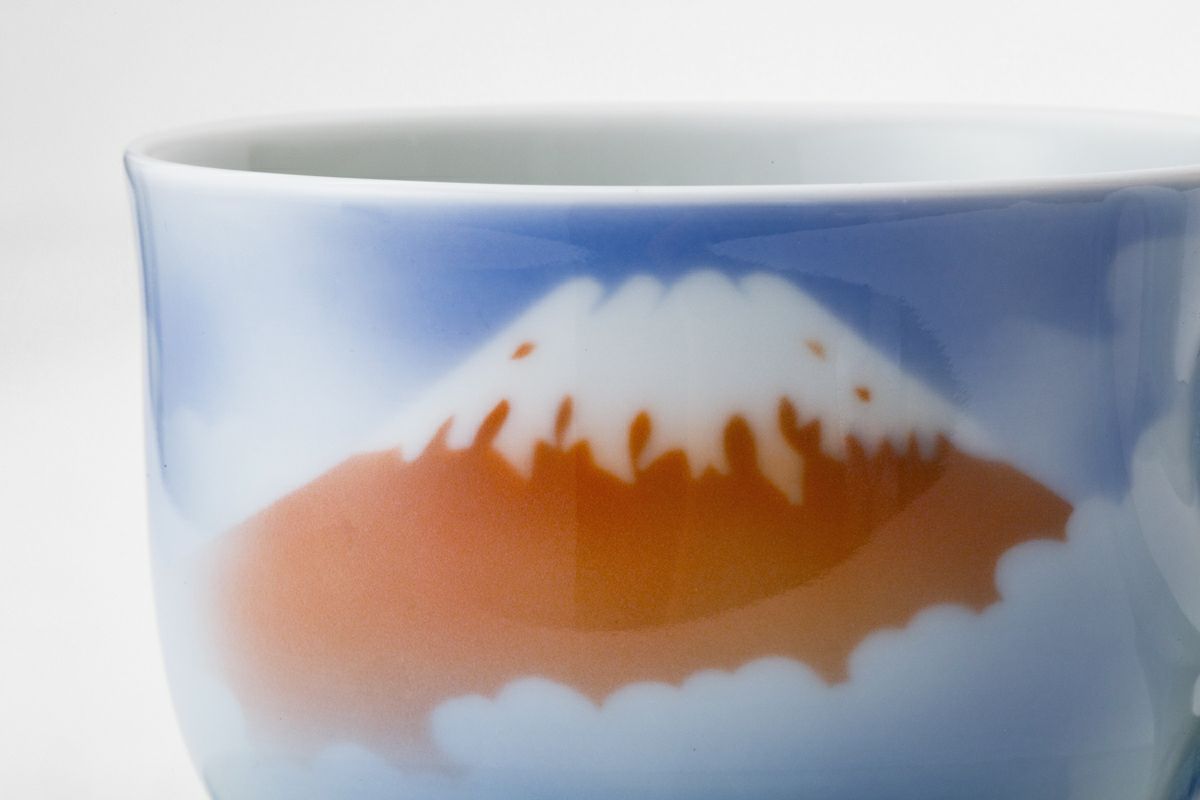 富士山（赤） 高台コーヒー碗皿 | 有田焼 深川製磁｜公式オンラインストア