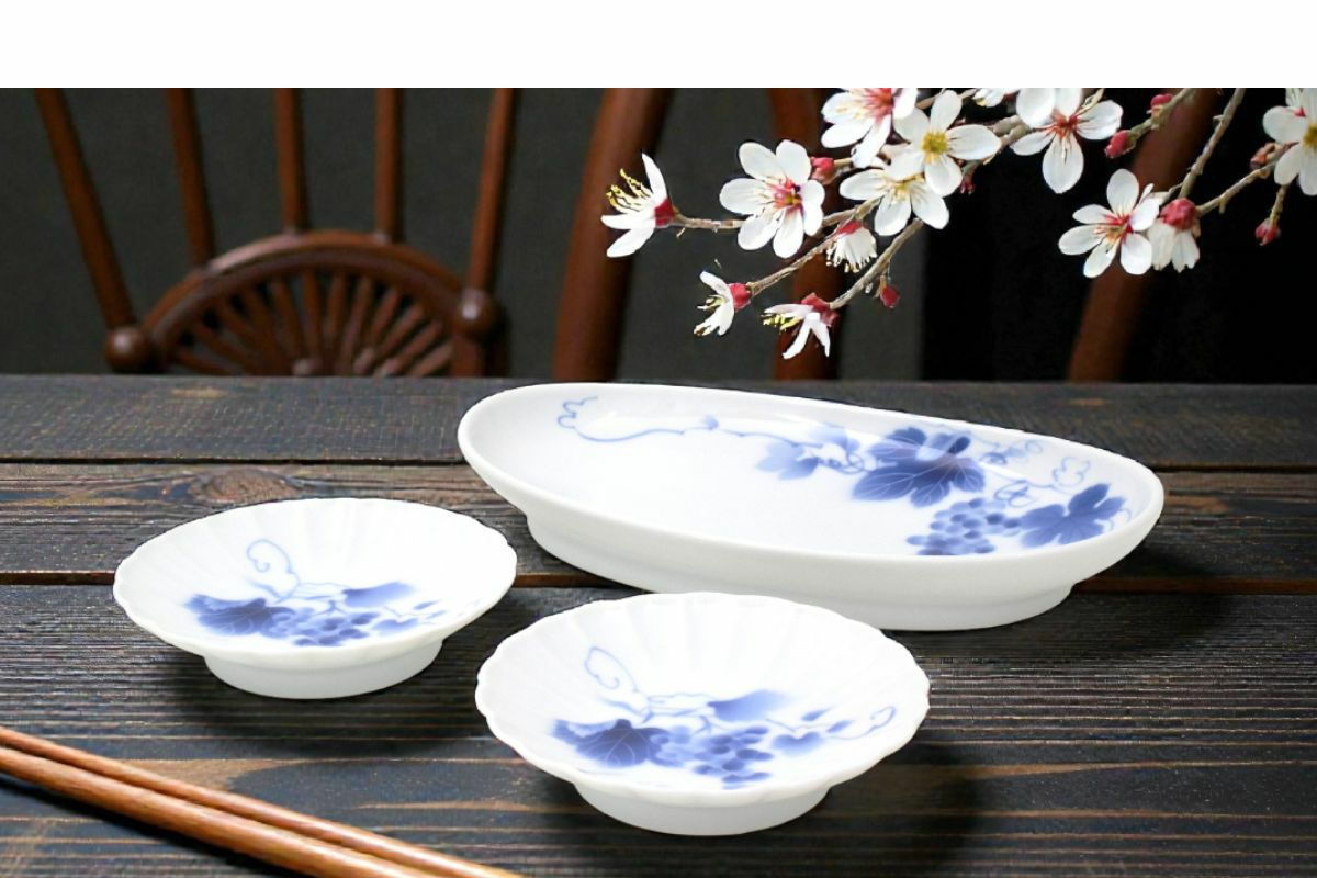 とても古い深川製の陶磁器、2羽の小鳥とてんとう虫 とても古い深川製の