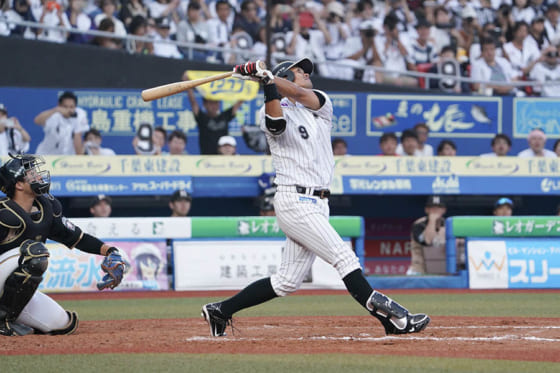 引退試合に「7番・DH」で出場のロッテ福浦 3打席凡退後の第4打席は捕飛