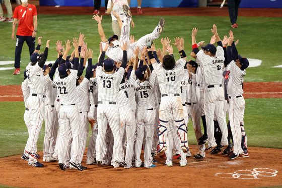 侍ジャパン稲葉監督、涙の金メダル＆5度宙を舞う！ 有言実行の「五輪の