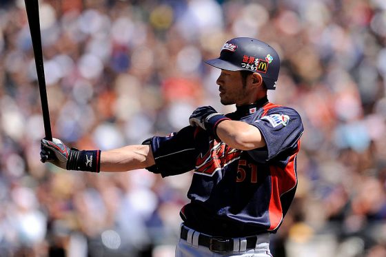 不振のイチローをモノマネ、安打にお祭り騒ぎ 