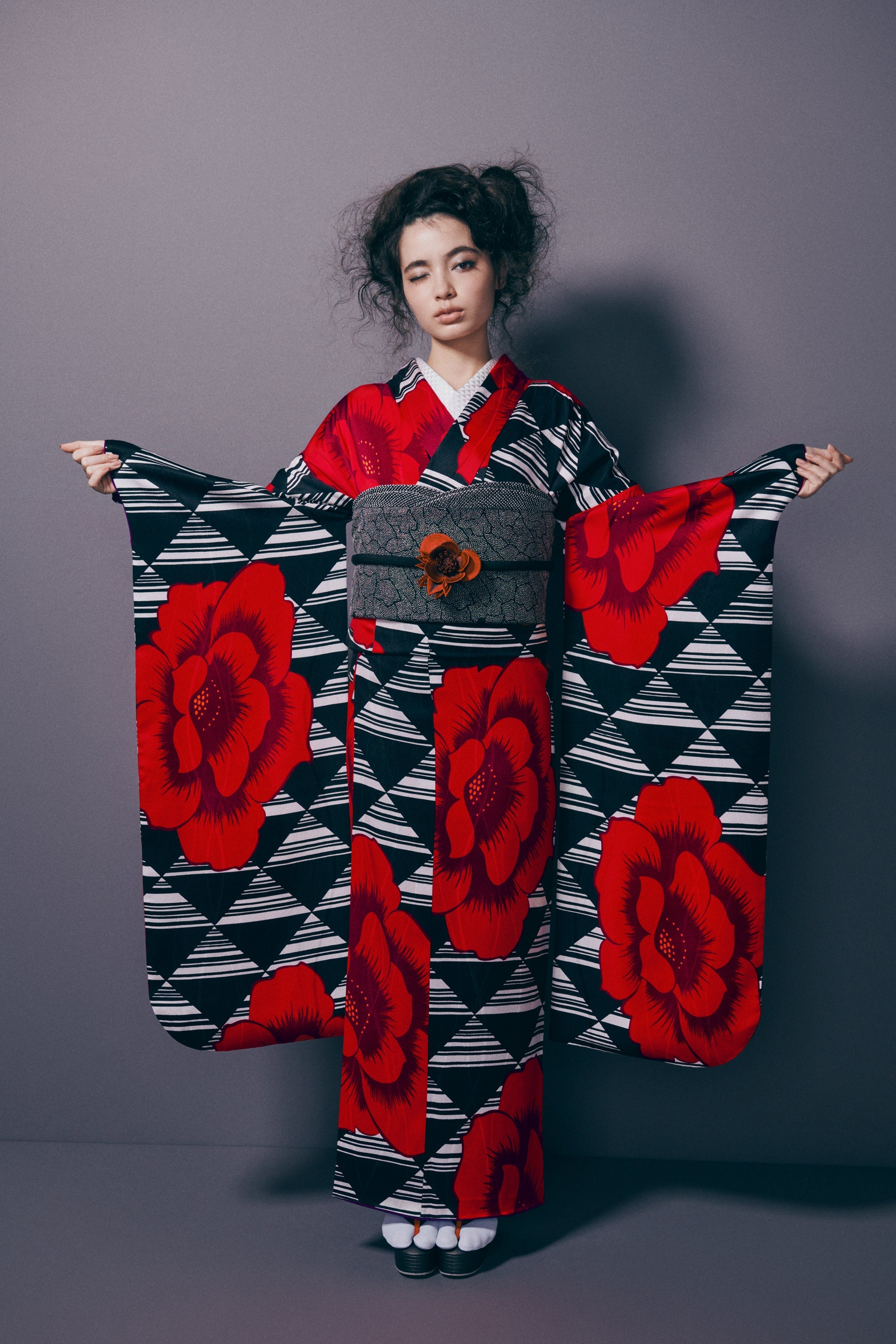 半衿 刺繍「鱗」 白/白 – 振袖KAPUKI