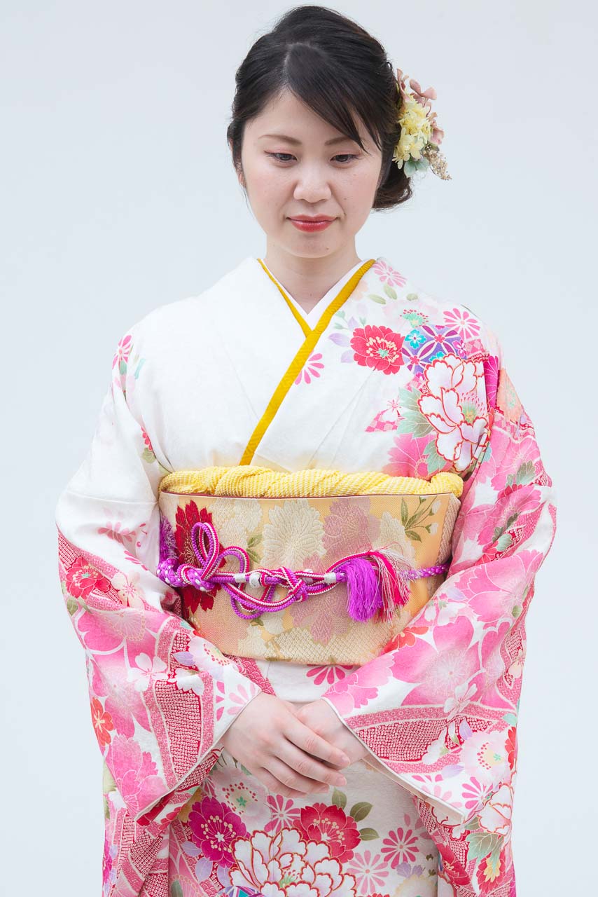 白地にピンク花 - 振袖コレクション｜はたちの集い（成人式）振袖