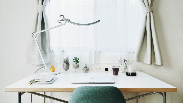 広く照らせて目にやさしい「WiT アイケアデスクライト（BenQ