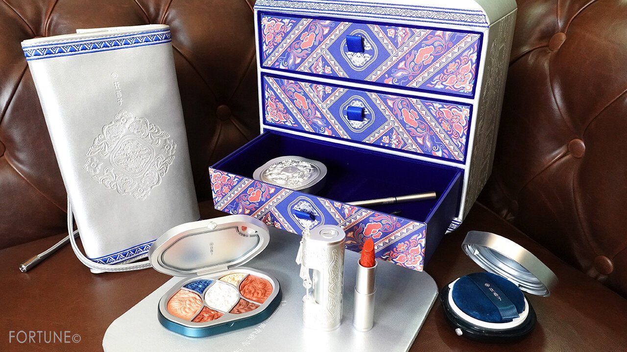 話題の中国コスメブランド《花西子（Florasis）》から豪華コフレが登場