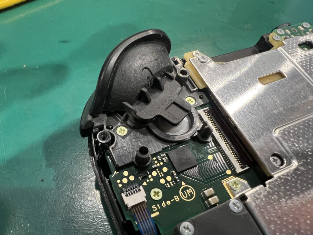 SwitchLite（スイッチライト）Rボタン修理！約90分で押しっぱなし症状