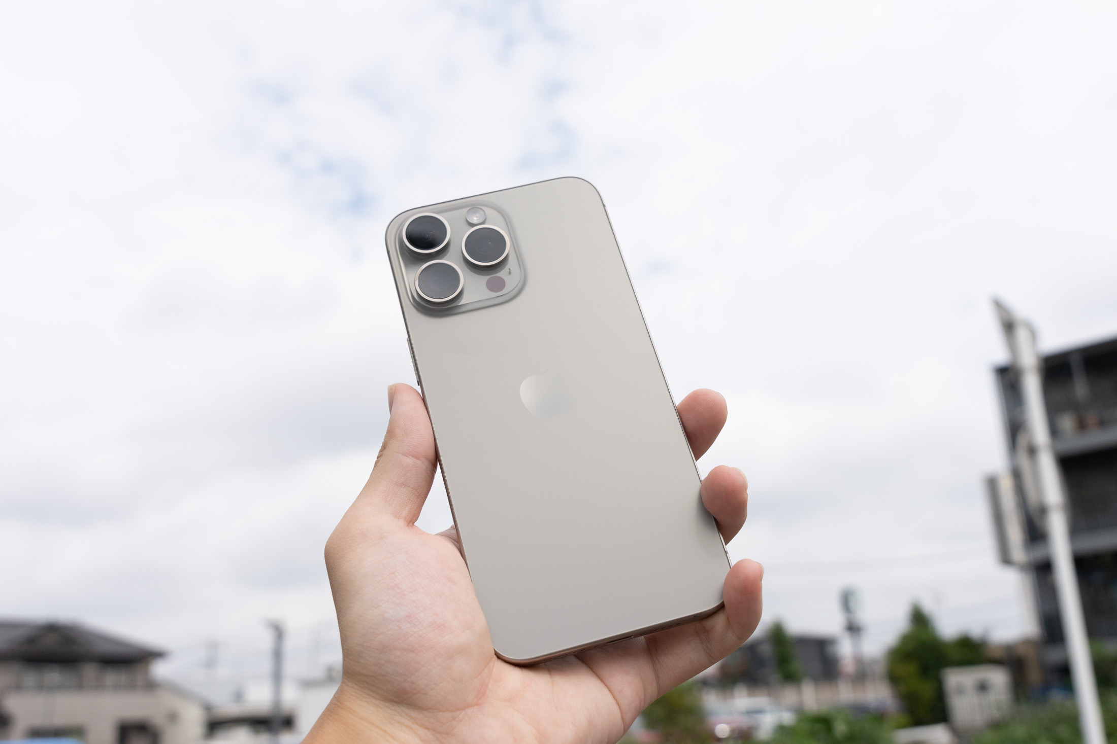 iPhone 15 Pro Maxがキタ！ナチュラルチタニウムの色味が最高すぎて