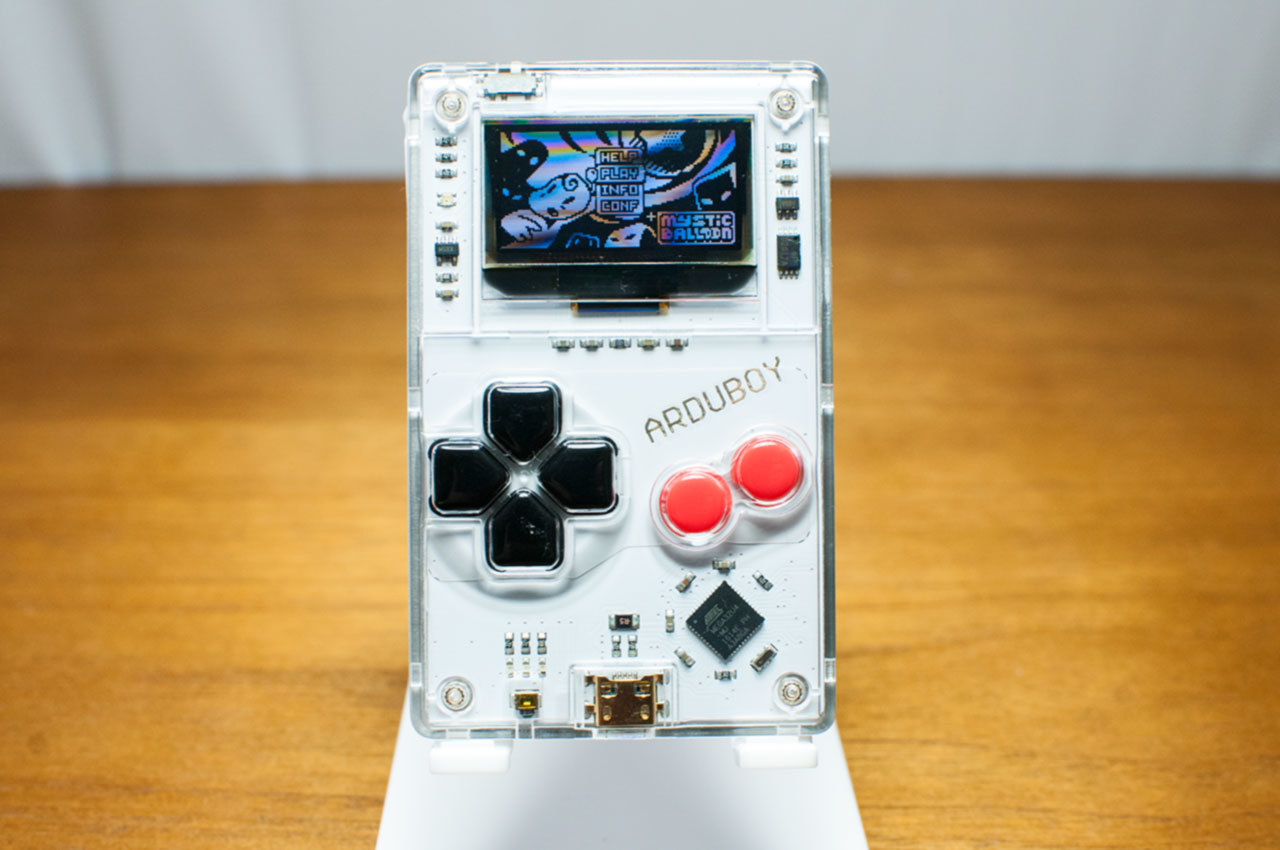 Arduboy」超薄型カードサイズで懐かしいデザインの組み込みゲーム機