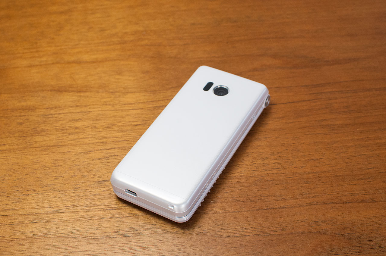 AQUOS ケータイ2 601SH/602SH」羊の皮を被った狼？ガラケーみたいな