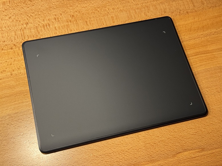 HUION Inspiroy Frego M レビュー】高性能スリムペンで自由自在！紙の