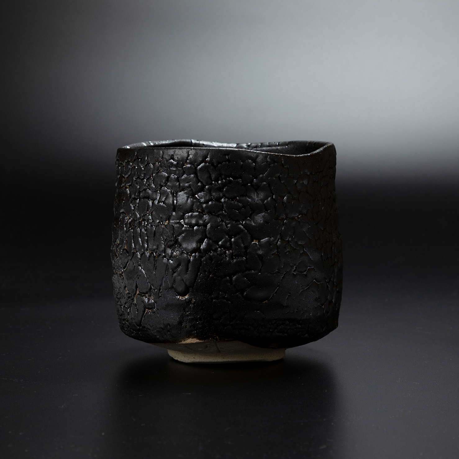 瀬戸黒茶盌｜侘び寂びを映す深き黒の美