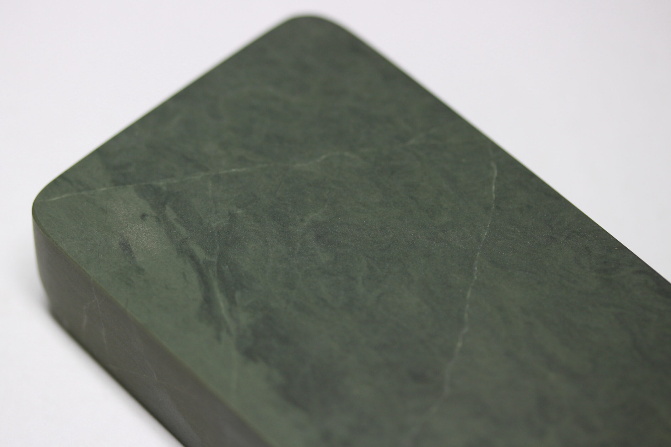 ゆう】 ◇波板石の雄勝時代大硯（金星点）◇松花江緑石硯（縞絲紋潤緑