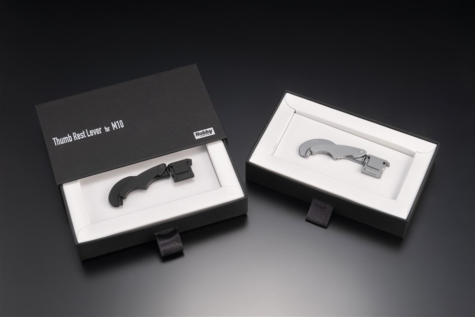 往年の名機を彷彿とさせる巻き上げレバー型サムレスト「サムレスト