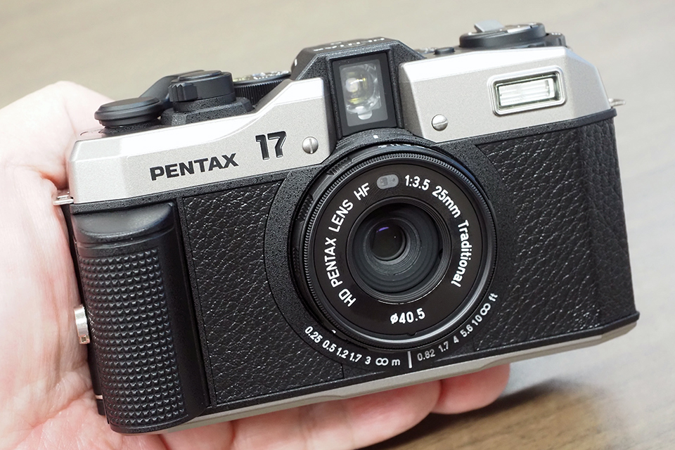 ついに姿を現わしたフィルムコンパクトカメラ「PENTAX 17」ハンズオン