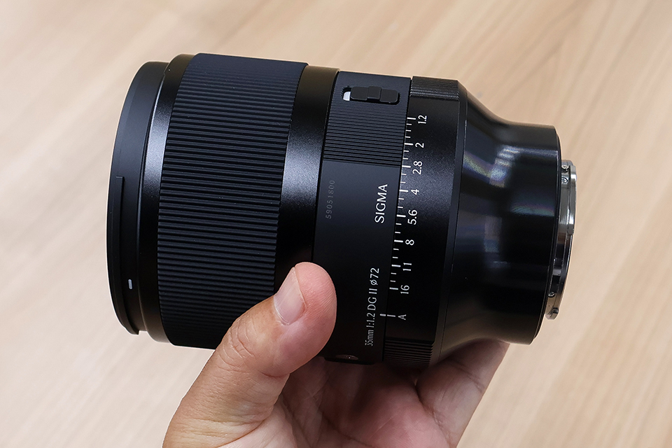 速攻ハンズオン！ 驚くほど小型軽量化した大口径広角レンズ「Sigma