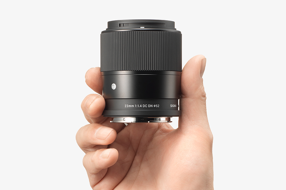 F1.4の明るさと使いやすい画角、常用できる大口径広角レンズ「SIGMA