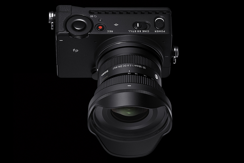驚くほどコンパクトなF2.8通しの大口径超広角ズームレンズ「SIGMA 10