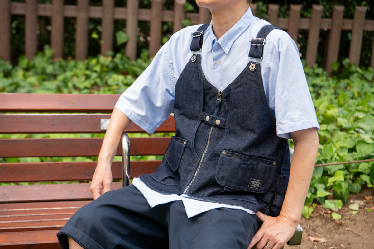 スノーピークのデニム地の「タキビ ベスト」がグッドです。リュック