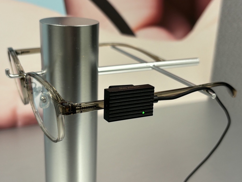 あらゆるメガネに装着できる4gのハンズフリーマウス！障がい者のPC操作