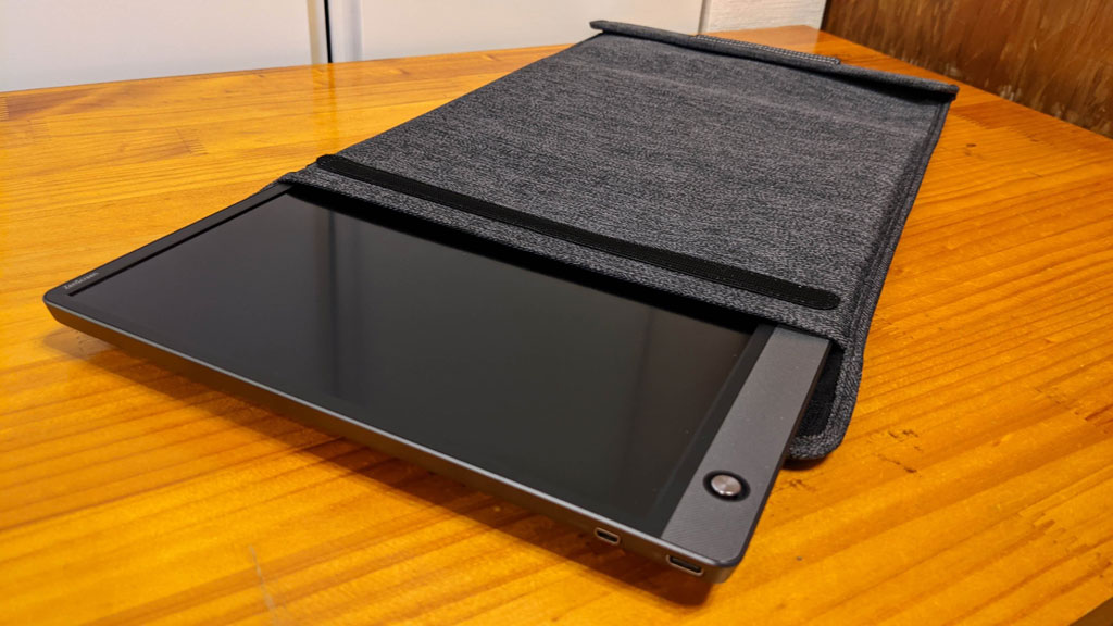 薄型で縦置きにも便利なスリーブケースが付属する15.6型モバイル