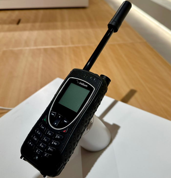 基地局は人工衛星！ 災害時にもつながる『イリジウム携帯』｜GINZA 456