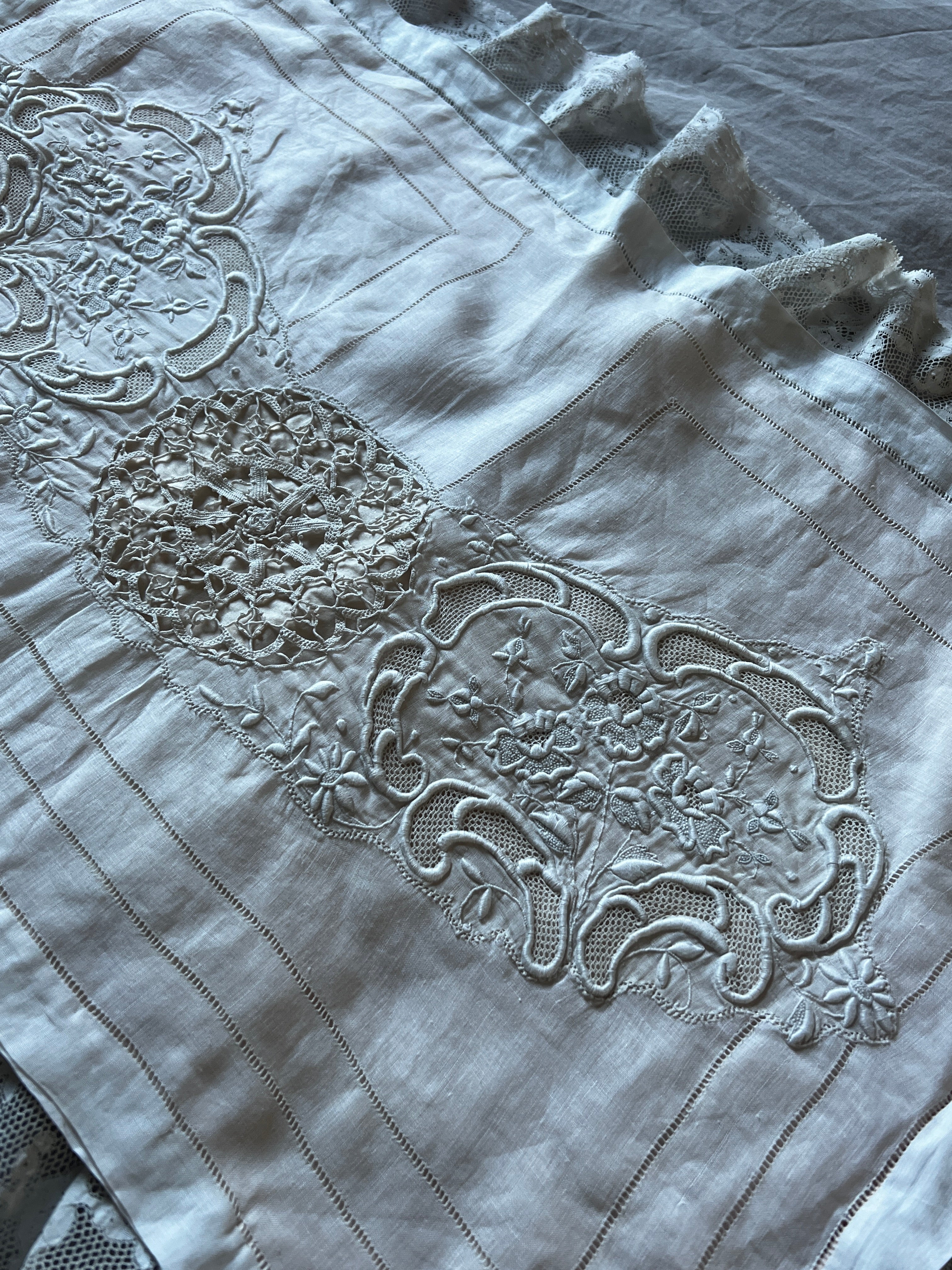 刺繍とレースのクッションカバー – France Antique 銀色アンティーク