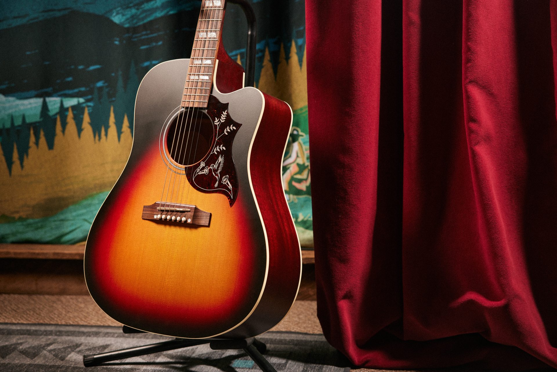 ギブソンから、ハミングバードの最新カッタウェイモデル 『Hummingbird