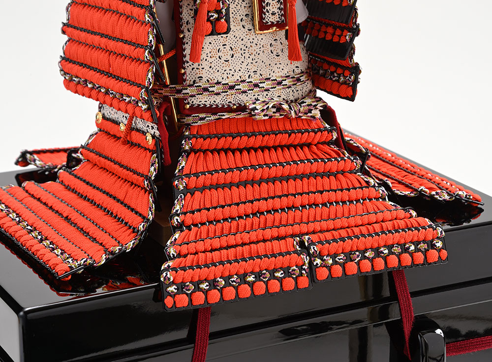 真多呂人形 | 五月人形,一冑作 鎧飾り 一冑作 四分の一 赤糸鎧飾り