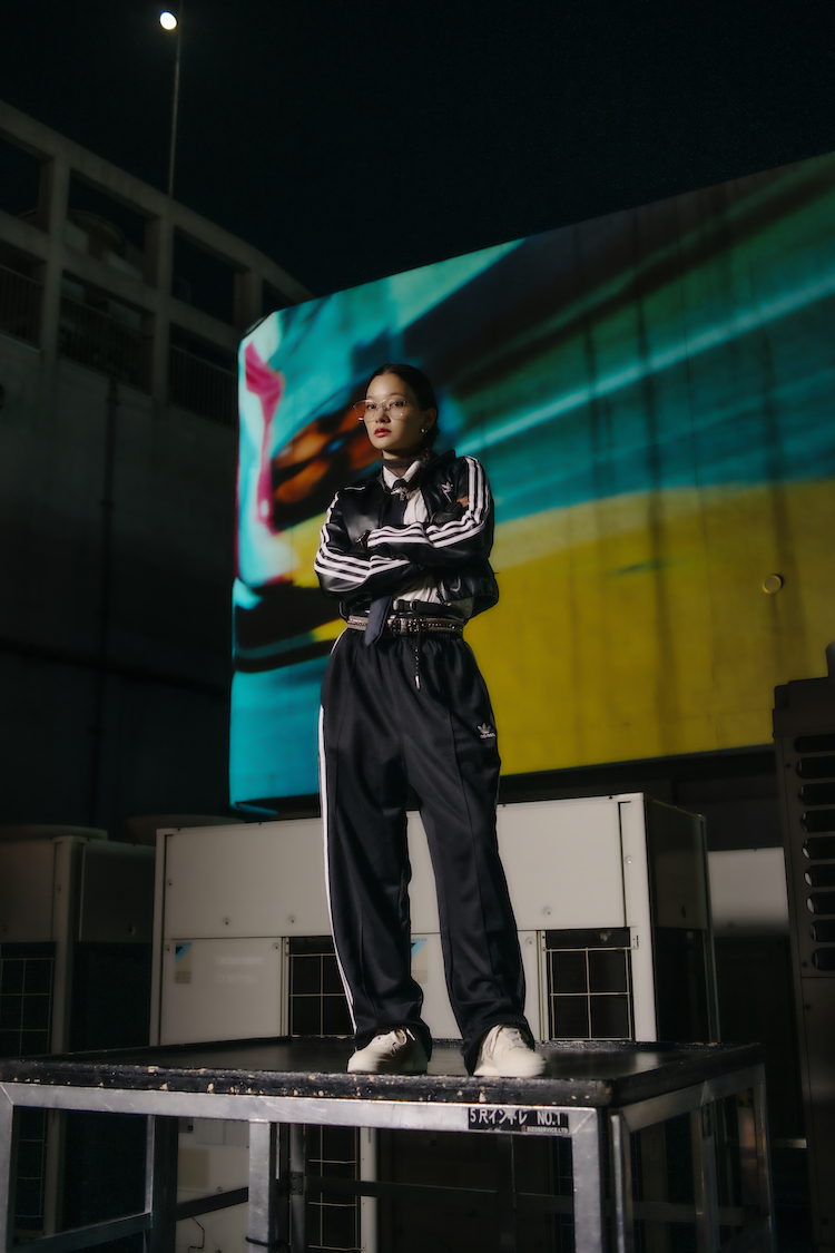 スニーカースタイルがいつもより上品になる、ヌバックレザーのadidasが