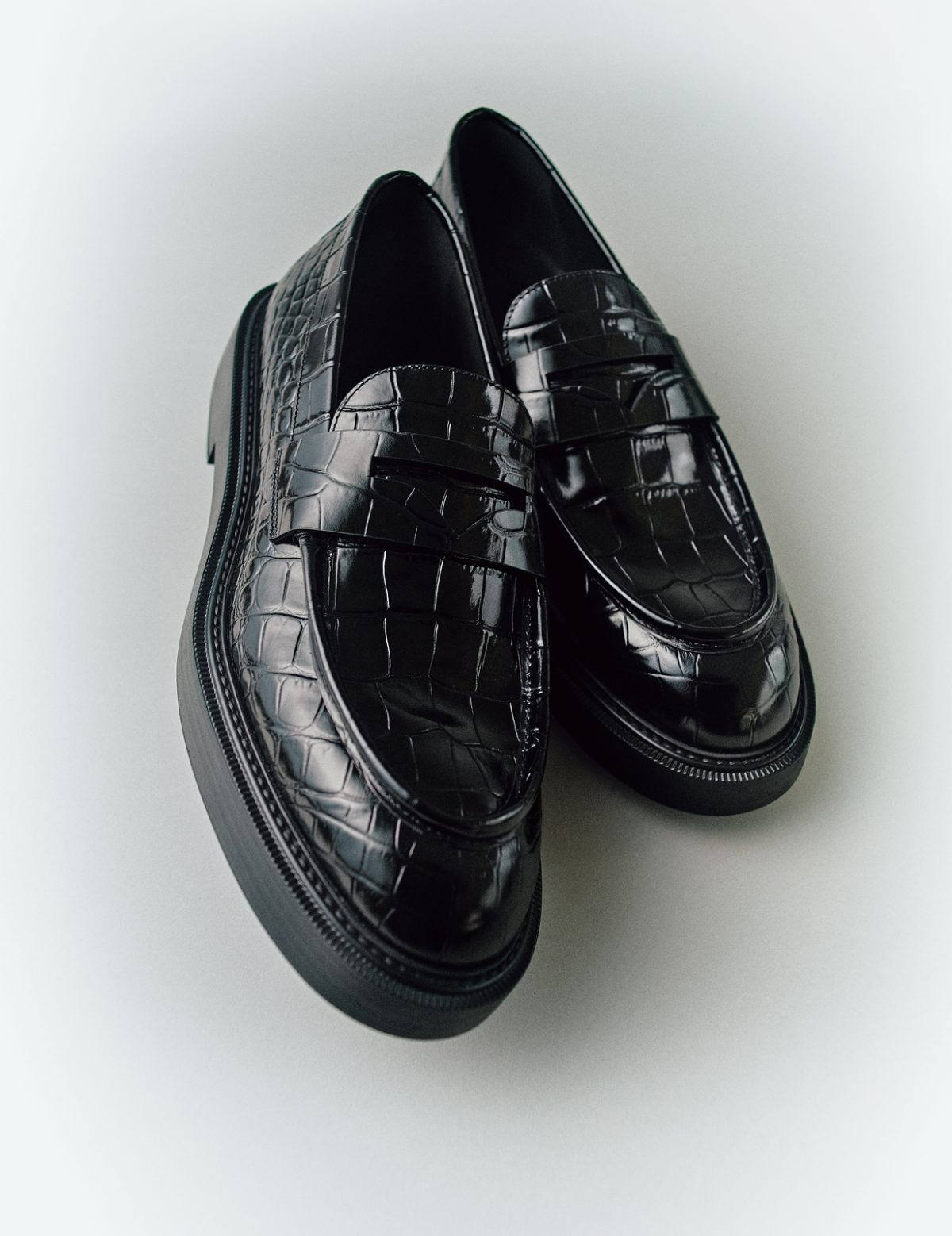 エンポリオ アルマーニ、銀座店限定の新作クロコ型押しローファー | GOETHE