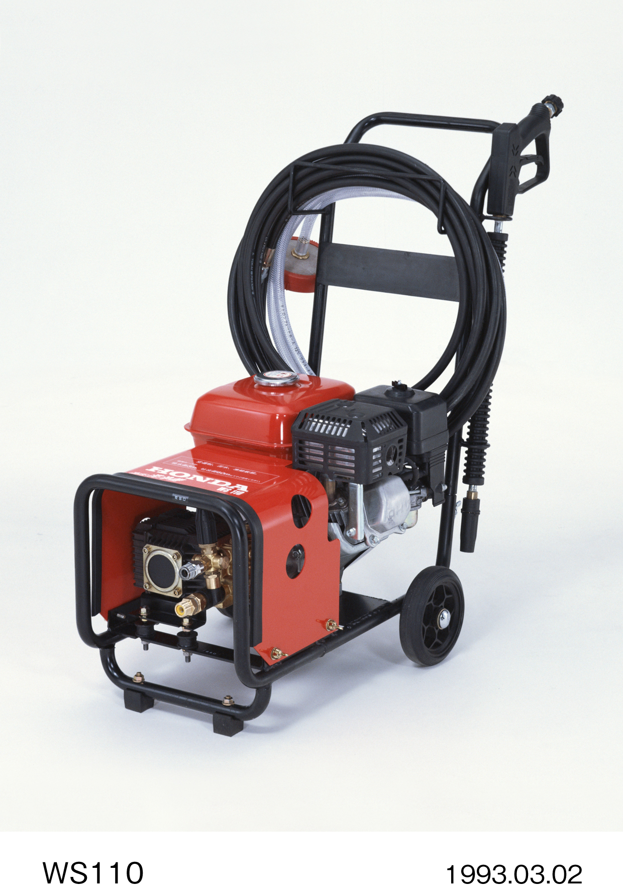 エンジン式で、屋外での作業に適したキャリータイプの高圧洗浄機を3