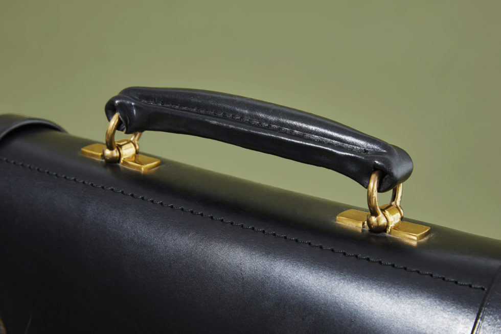 ブリーフケース ｜馬具を彷彿とさせるディテールが光る - ブライドル