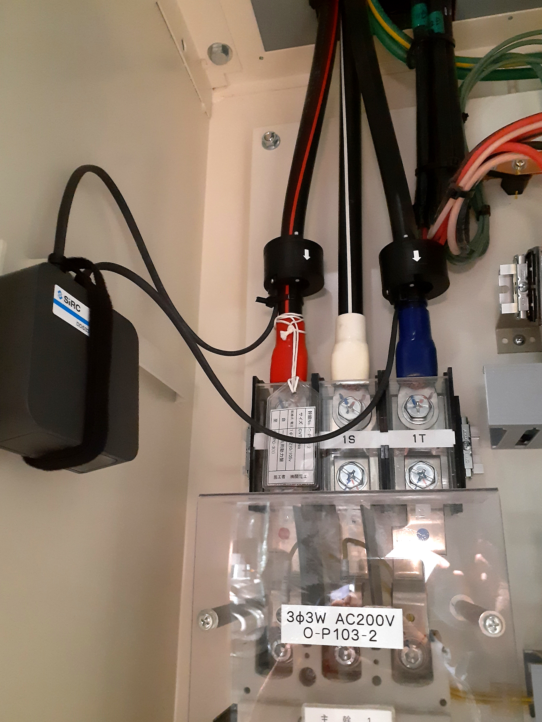 15秒で取付完了！ 2本の電線にクランプするだけで有効電力を測定 | GO