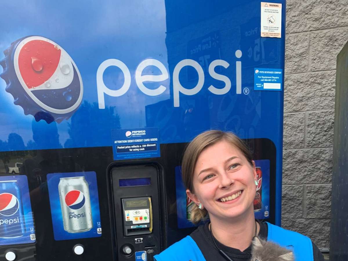 ペプシ』と名付けて！ 自動販売機から出てきた『命』に喜びの声