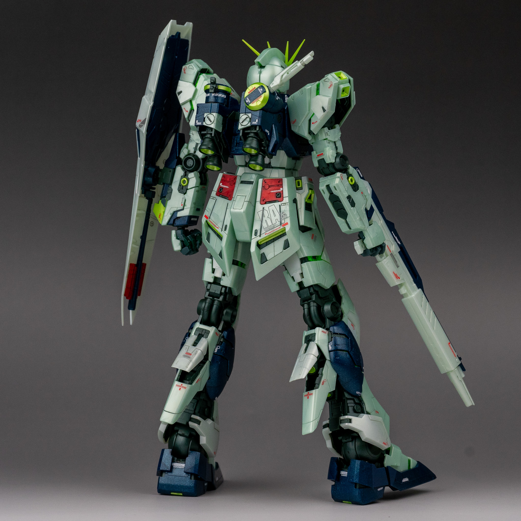 MG RX-93 νガンダム Ver.Ka (サイコフレーム発動イメージカラー)｜M