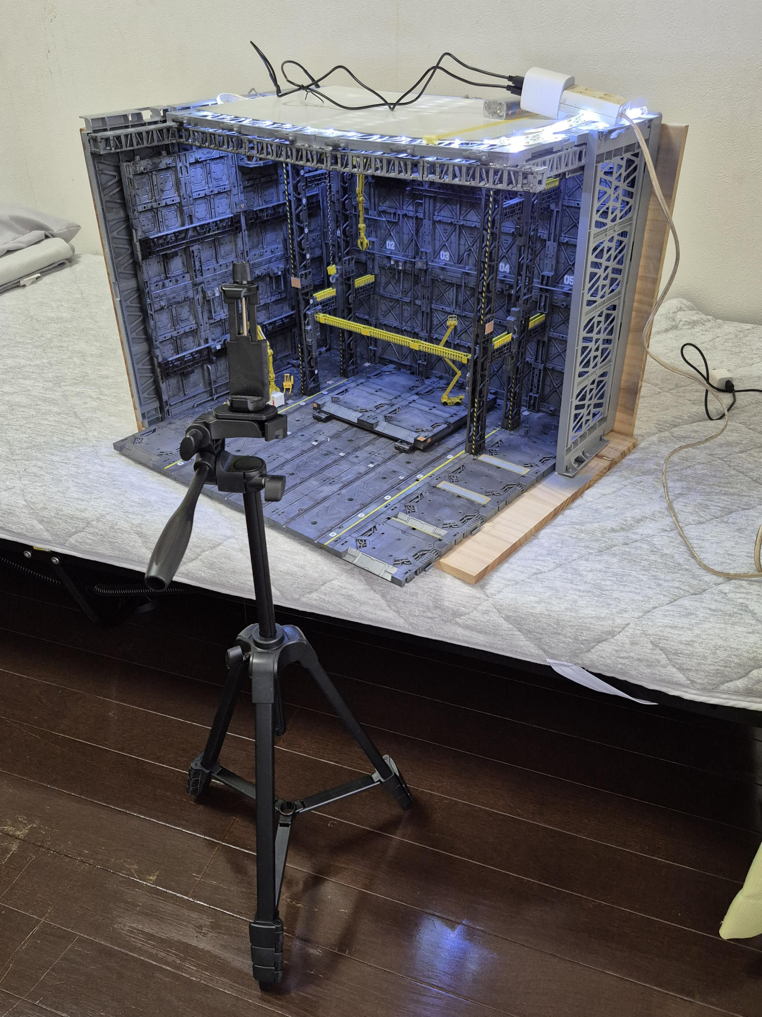 100均素材で撮影用格納庫製作｜AEGISさんのガンプラ作品｜GUNSTA