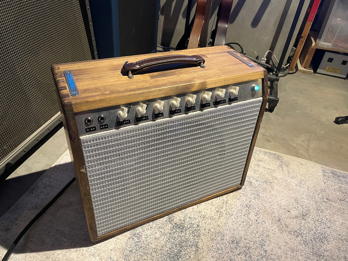 独自進化を遂げた真空管アンプ「Lee Custom Amplifier PR15」登場