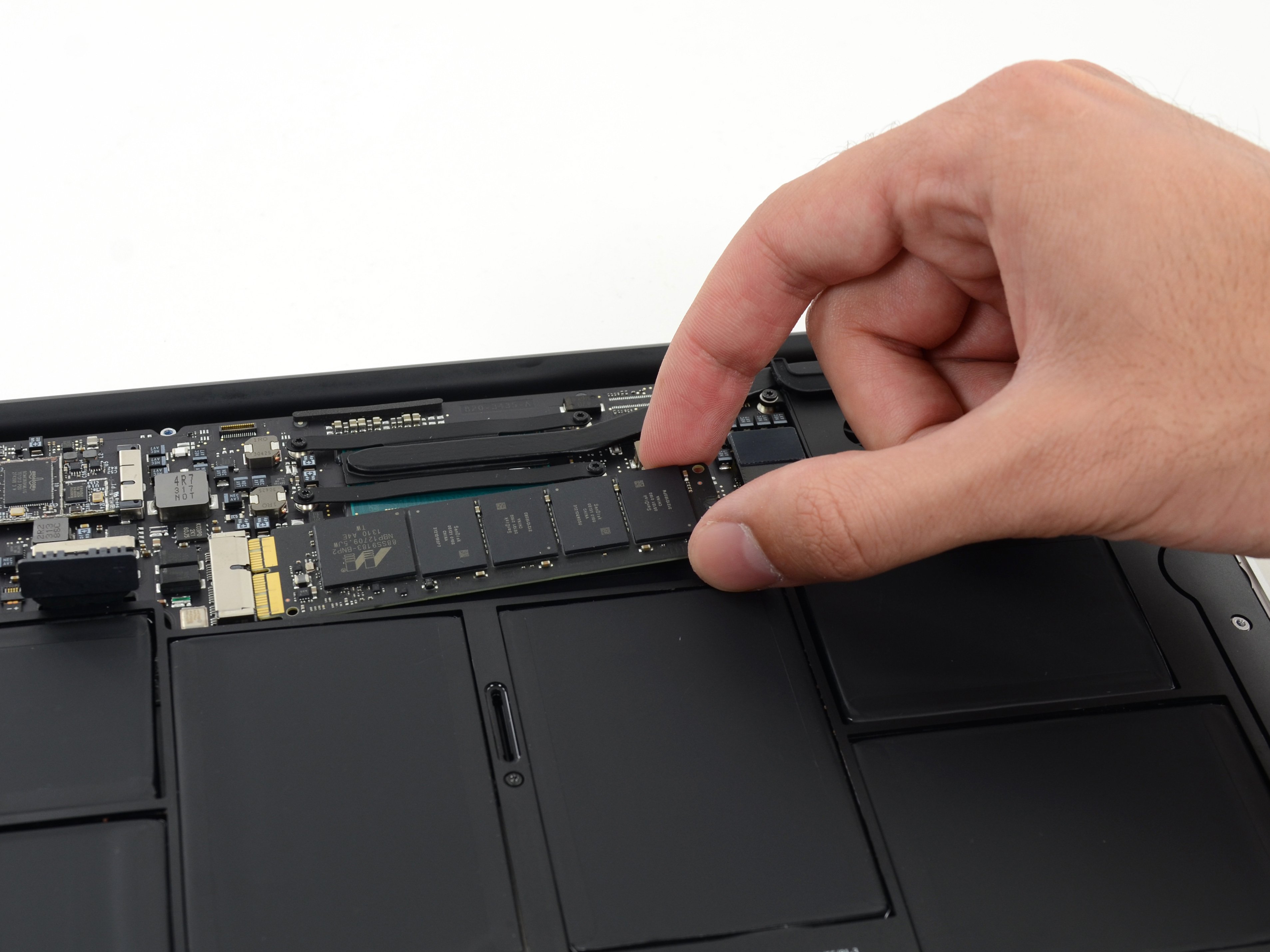 Macbook Air 11インチEarly 2015 のSSDの交換 - iFixit 修理ガイド
