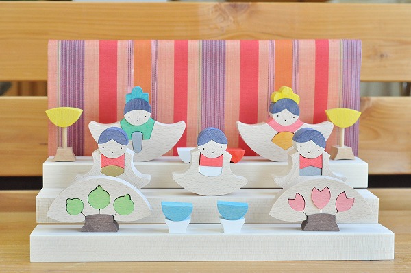 雛人形 遊プラン・小黒三郎 銀杏円びな三段飾り 垂幕 赤 木のおもちゃ