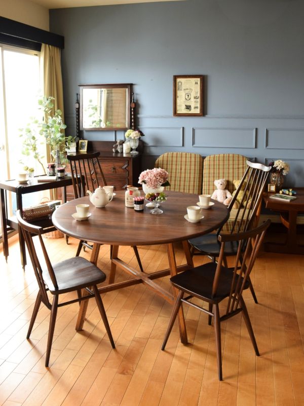 イギリスから届いたアンティークのドレッサー、大きな鏡が印象的な