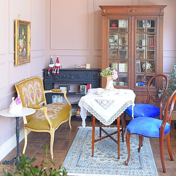 フランスのアンティークソファ、プチポワンの刺繍が美しいおしゃれな