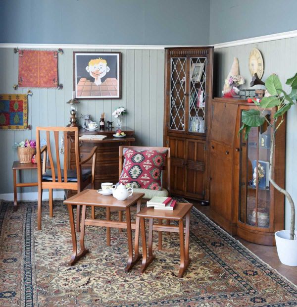 英国のおしゃれなアンティークの机、ショーケース付きのデスク