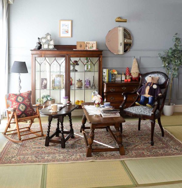 アンティークの子ども用のチャイルドチェア、コンパクトサイズの