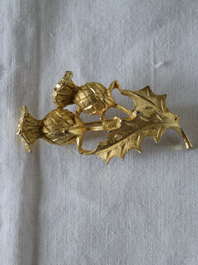 英国で愛されるあざみのモチーフのアクセサリー、アンティークの