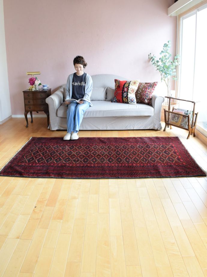 幾何学模様がおしゃれなバルーチの絨毯、ビンテージのトライバルラグ