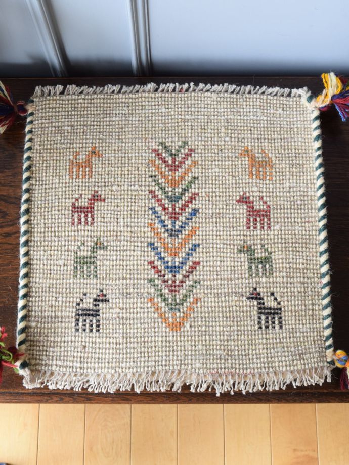 ギャッベ 動物と植物の模様 ギャッベ 動物と植物の模様