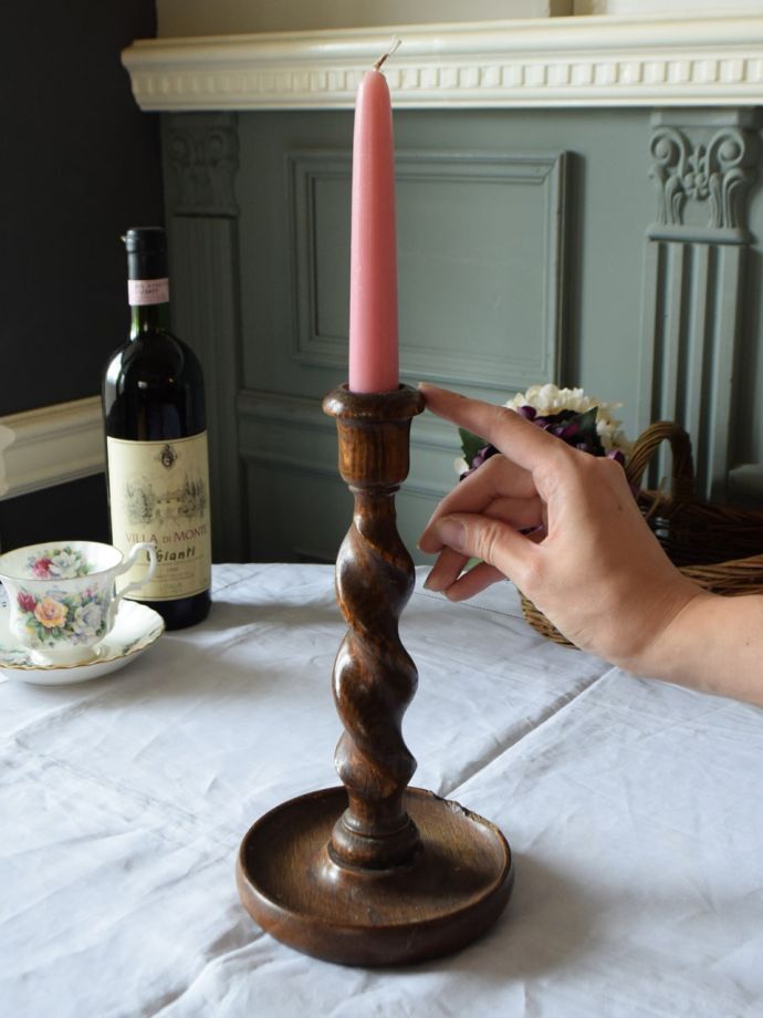 イギリスのアンティークキャンドルスタンド、ツイストデザインの木製の