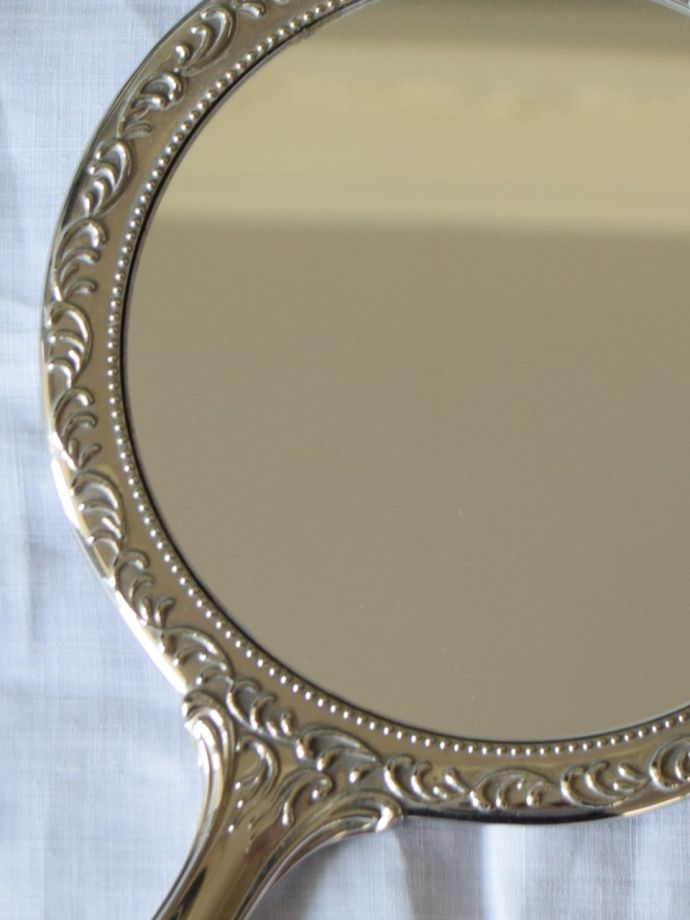 イギリスのアンティークミラー、装飾が美しいシルバープレートの手鏡(m
